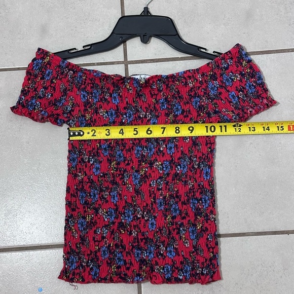 Crave Fame By Almost Famous Smocked Women Red Floral Top Size M. - Picture 7 of 7